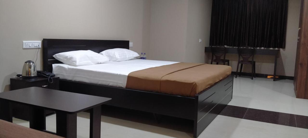 The Nisarga Grand Hotel Bangalore Luaran gambar